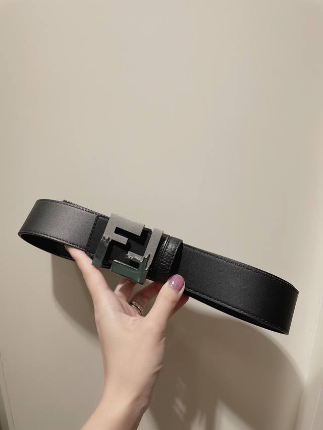 Fendi -意大利进口头层小牛皮配荔枝纹底，搭配真空电镀拼色纯铜扣，官网新款，专柜有售，市场顶级品质，支持验货 配送全套专柜包装，宽度 4.0Cm