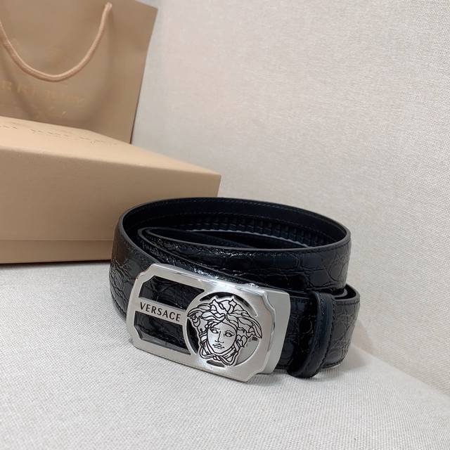 范思哲 -意大利进口头层鳄鱼纹牛皮配平纹底,搭配真空电镀纯钢自动扣,经典款式,专柜有售,市场顶级品质,支持验货 配送全套专柜包装,宽度 3.5Cm 范思哲 -意大利进口头层鳄鱼纹牛皮配平纹底,搭配真空电镀纯钢自动扣,经典款式,专柜有售,市场顶级品质,支持验货 配送全套专柜包装,宽度 3.5Cm