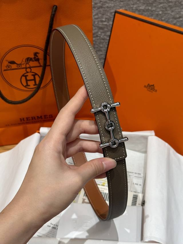 爱马仕 意大利进口头层手掌纹牛皮配平纹底，搭配真空电镀亮面纯铜扣，官网新款，专柜有售，市场顶级品质，支持验货 配送全套专柜包装，宽度 2.5Cm