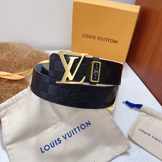 Lv路易威登正版同步，经典版型官网同步，原单高端货，配正版包装，专柜买版复刻定制， 精品挂扣锻造，意大利原产软皮系列立体丝印花纹，双面可用，百分百进口头层牛皮，