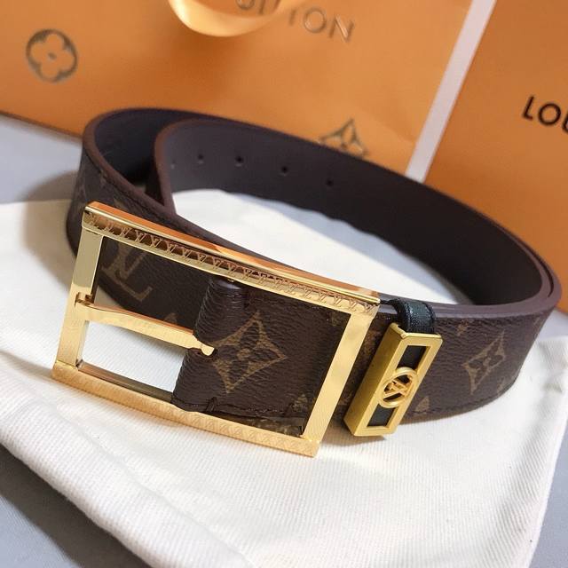 配送正版新款红色礼品包装高端精品原单，Lv路易威登原版腐蚀花纹新款纯钢针扣，精品五金，意大利进口原厂面料搭配针纹底牛皮， 制作工艺考究 媲美正品无压力 宽度3.