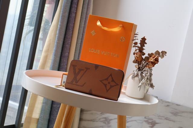 顶级zippy 拉链钱夹 M67687 本款 Zippy 拉链钱夹以经典 Vvn 皮革为 Giant Monogram Reverse 帆布勾勒轮廓，大号 Lv