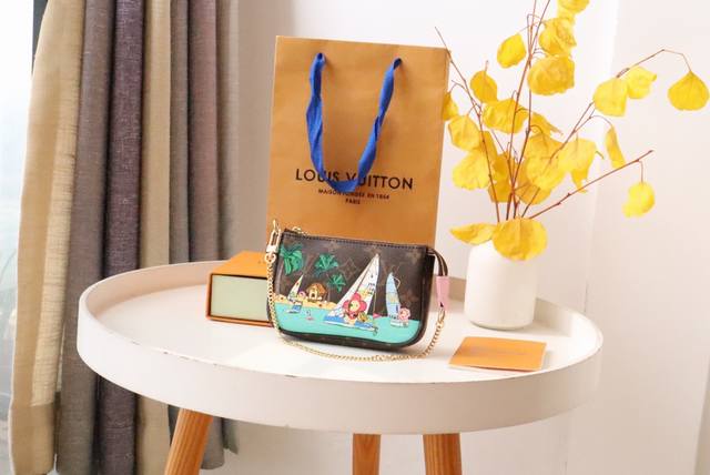 圣诞系列m82623 丝印 冬季款 Mini Pochette Accessoires 手拿包选用 Monogram 帆布面料，别致的印花描绘路易威登吉祥物 V