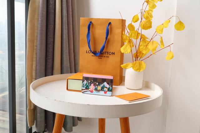 圣诞系列40720卡片夹 这款由达米埃帆布制作的限量版“卡盒波尔图卡尔特桑普尔”。路易 维顿的吉祥物“维安娜”的俏皮印花，施加了粉红色的修剪。描绘了与两位同伴在