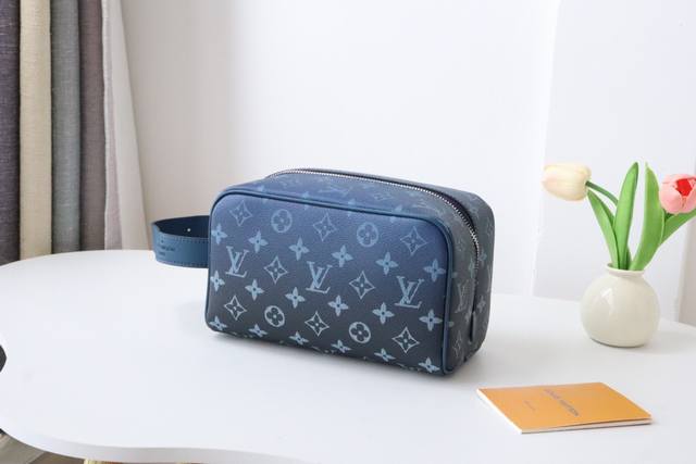 Locker Dopp Kit M11599 全新的locker Dopp Kit兼備現代的時尚風格及路易威登標誌性的典雅格調，以品牌經典的monogram E