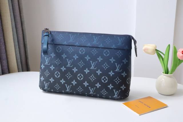 M11545手包 這款keepall Bandoulière 25都市袋款以塗層帆布製造，是路易威登最經典的keepall旅行袋的迷你款式。手袋細節呼應原創設計