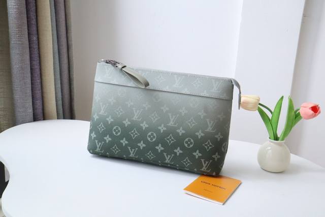 M11545手包 這款keepall Bandoulière 25都市袋款以塗層帆布製造，是路易威登最經典的keepall旅行袋的迷你款式。手袋細節呼應原創設計