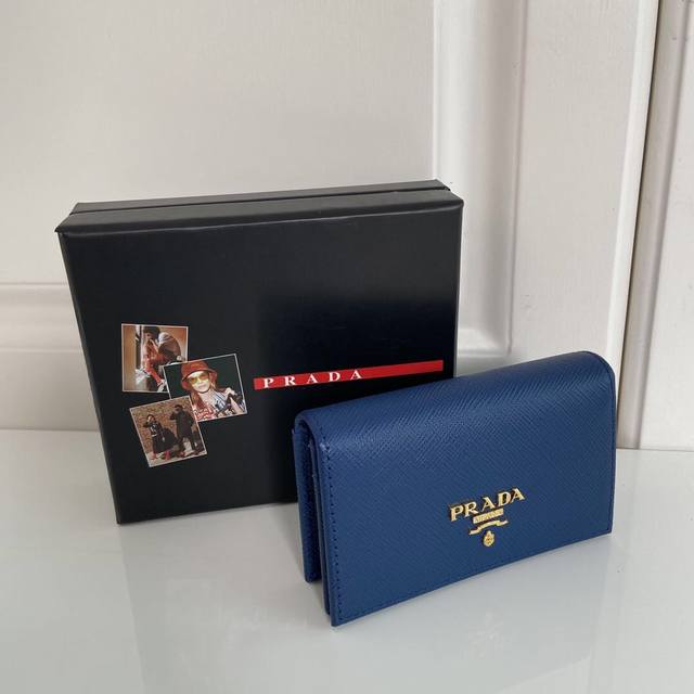 P家经典卡片夹，型号1Mc122，十字纹牛皮制作，尺寸6.5×2.5×11Cm，采用按扣开合设计，内有两个卡片或票据插口，这款精致的卡夹小巧方便，容量充足，放置