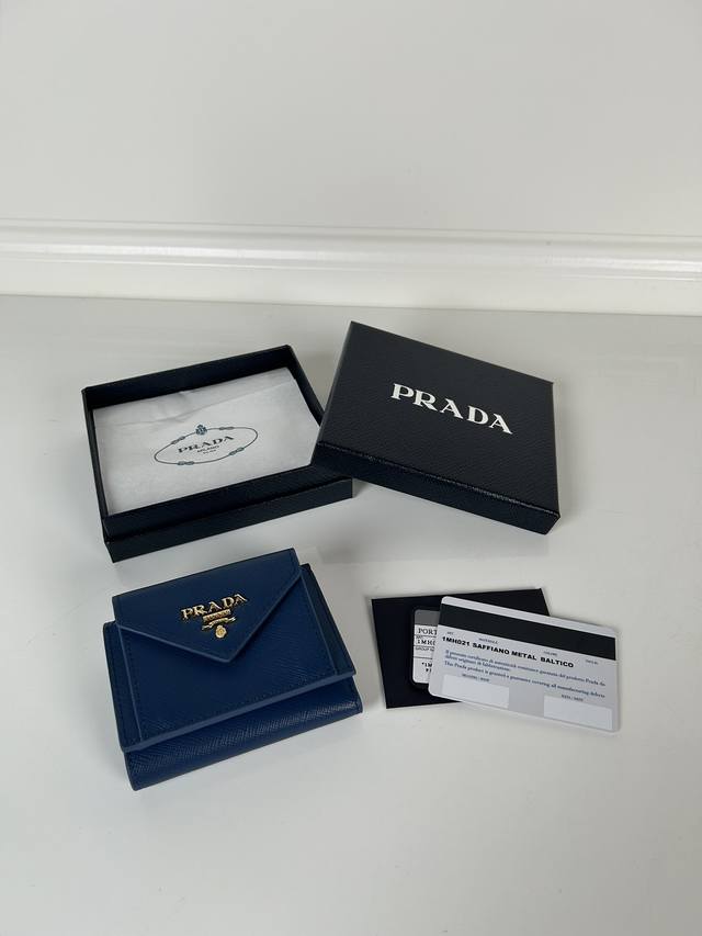 P家女士迷你三折钱包，型号1Mh021,宝蓝色十字纹皮，长度10Cm高度7.5，一个票据隔层，内带三个卡糟，一个外部零钱袋，实物拍摄品质如图