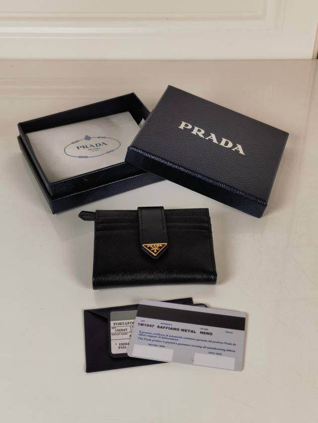 P家最新三角微标卡包,型号1Ml047,Saffiano十字纹皮与进口小牛皮的完美结合,尺寸8×10Cm,一个票据隔层,九个卡槽,拉链式隔层,按扣开合更加实用, P家最新三角微标卡包,型号1Ml047,Saffiano十字纹皮与进口小牛皮的完美结合,尺寸8×10Cm,一个票据隔层,九个卡槽,拉链式隔层,按扣开合更加实用,