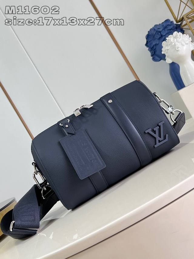 顶级原单复刻m11602蓝m59255本款 City Keepall 手袋为 Lv Aerogram 牛皮革点缀金属 Lv 字母，以可拆卸并调节的肩带实现肩背或