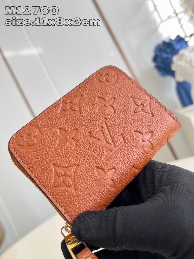 顶级原单复刻m12760压花 棕色此款 Zippy 拉链零钱包采用标志性的 Monogram 帆布材质，以小巧紧凑的造型著称，可轻松收入口袋或小包，并提供常用功