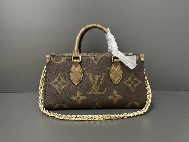 顶级原单复刻独家实拍m46653铁链 本款 Onthego 托特包融合 Giant Monogram 和 Monogram Reverse 帆布，焕新演绎 Ea