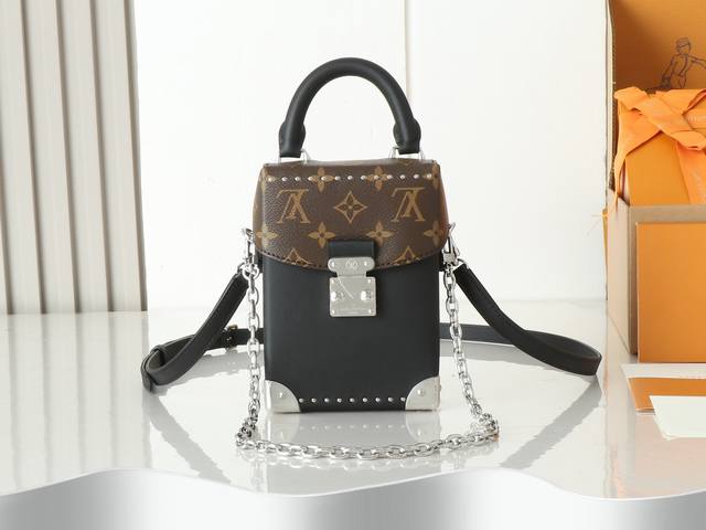 变码芯片版顶级原单、加强版lv Vibe 家族推出新款 Camera Box 手袋。光泽牛皮革裁出别致构型，Monogram 细节升格经典风范，S-Lock 锁