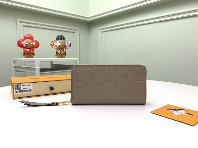 顶级原单 M69034灰色造型经典的 Zippy 拉链钱夹以精致而柔软的 Monogram Empreinte 皮革制成 宽敞的容量和精致的金色配件 低调中尽显