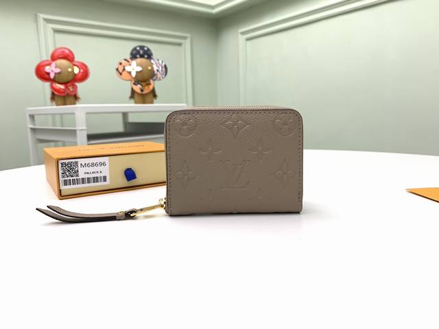 顶级原单 M68696这款拉链零钱包为都市人提供了最理想的选择。包身精巧紧凑，可以用来装零钱、信用卡和折叠起来的纸币。即使身上的口袋小，也可轻松地将它放入。尺寸