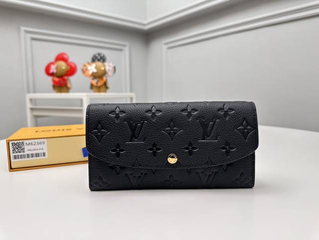 顶级原单 M62369克本款 Emilie 钱夹采用 Monogram Empreinte 皮革制成，饰有标志性 Monogram 图案压纹，以柔软的对比色粒面
