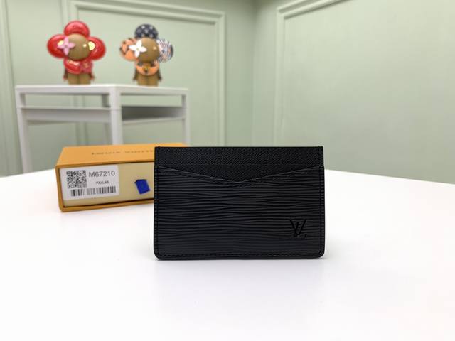 顶级原单 M67210水波纹使用非常柔韧、马斯奎林的艾皮皮革的“新波尔图邪教”非常适合优雅地随身携带卡片。夹克和内裤放在口袋里也很简单。尺寸: 11.0 X 7