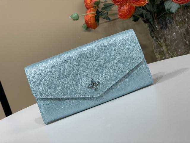 顶级原单复刻独家实拍 Sarah 钱夹 M12172 珠光浅蓝 压花 作为lv滑雪系列的一部分,这款“闪亮”版的sarah Wallet也是高山逃生和城市日子的 顶级原单复刻独家实拍 Sarah 钱夹 M12172 珠光浅蓝 压花 作为lv滑雪系列的一部分,这款“闪亮”版的sarah Wallet也是高山逃生和城市日子的
