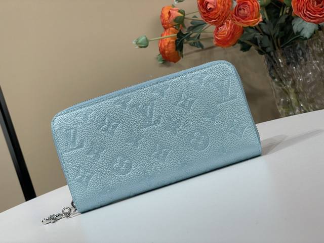 顶级原单复刻独家实拍 Zippy 拉链钱夹 M12680 珠光浅蓝 压花 增添了光泽感的“Lv Ski”系列的“钱包克莱尔”。本季独有的阿祖尔 霜色营造出精致的 顶级原单复刻独家实拍 Zippy 拉链钱夹 M12680 珠光浅蓝 压花 增添了光泽感的“Lv Ski”系列的“钱包克莱尔”。本季独有的阿祖尔 霜色营造出精致的