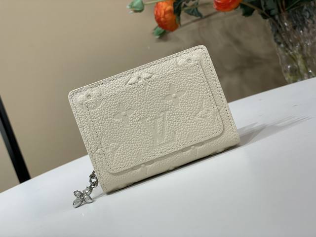 顶级原单复刻独家实拍 Clea 钱夹 M12188珠光白色 压花 增添了光泽感的“Lv Ski”系列的“钱包克莱尔”。本季独有的阿祖尔 霜色营造出精致的氛围。用