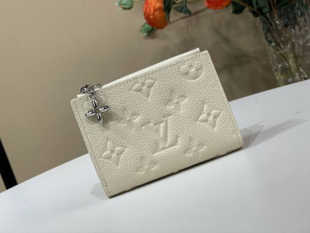 顶级原单复刻独家实拍 Lisa Wallet 钱夹 M12536 珠光枪色 M12674 珠光白 压花 这款lisa钱包由标志性的monogram Emprei