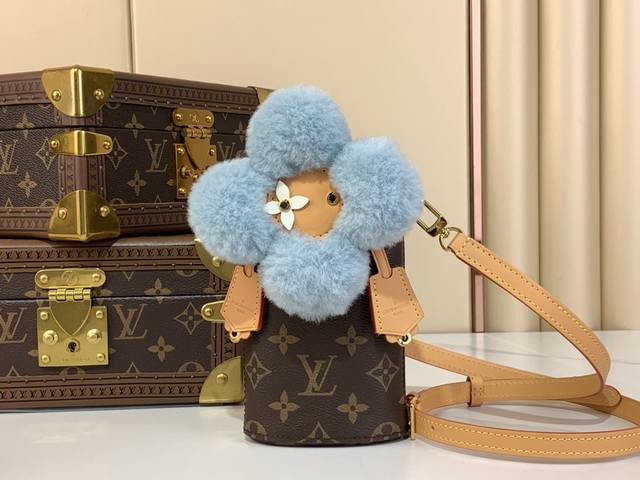 顶级全钢复刻独家实拍全钢 Vivienne 手机包 M12269 老花 蓝色 圣诞 Vivienne 手机包出自 Snow Show 系列，以标志性 Monog