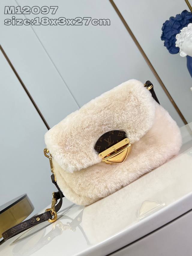 顶级原单复刻m12097 本款 Sunset 手袋取材柔软羊毛皮，以别致设计道出 Lv Ski Cozygram 系列主旨。莹泽金属件和 Monogram 细节