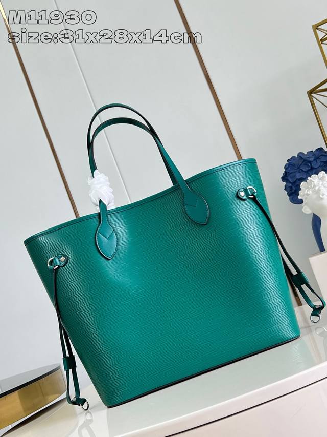 顶级原单复刻 M11930绿 M12195 這款經典的neverfull Mm手挽袋糅合雋永設計及傳統細節，非常適合上班及其他場合攜帶。全新版本以標誌性的epi