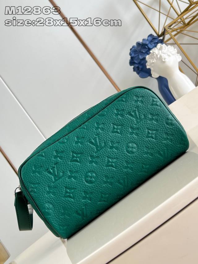 顶级原单 独家实拍 M12863绿 本款 Dopp Kit 盥洗袋选用 Monogram Eclipse 帆布，为 Monogram 爱好者带来内敛之选。充裕空