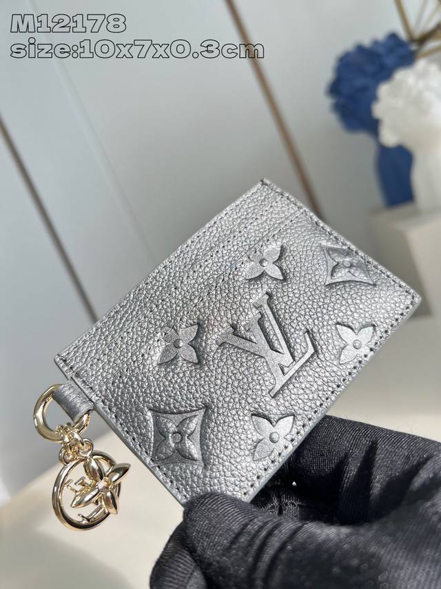 顶级原单 独家实拍 M12178灰 柔和色彩的monogram Empreinte皮革与lv Charms名片夹的精致柔美设计相得益彰，该名片夹饰有两个浅金色金