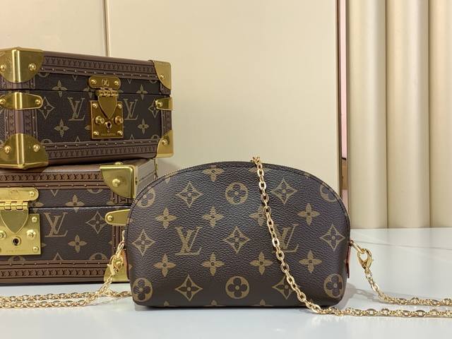 顶级原单复刻独家实拍 化妆包 47515老花 链条 这款小巧的化妆包以monogram 帆布制造，可轻易放入手袋内。圆形袋身配平面袋底的设计，方便取放化妆用品。