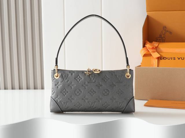 顶级原单，头层皮m12174 腋下包 麻将包这款 Pochette Sèvres 属于 Lv 滑雪系列，准备在“闪亮的”枪金属色调中闪耀。它采用标志性的 Mon