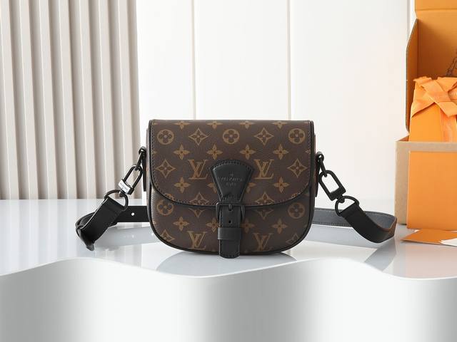 变码芯片版顶级原单、加强版montsouris 小号邮差包以 Monogram Macassar 涂层帆布营造充裕空间，成就日常随行佳选。复古构型搭配皮革肩带，