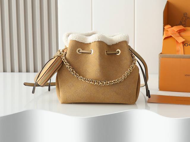 变码芯片版顶级原单，加强版 本款 M11839 Bella 手袋出自 Lv Ski 系列，为华美镂花绒面皮革融入羊毛皮饰边，以舒暖质感彰显当季格调。Monogr