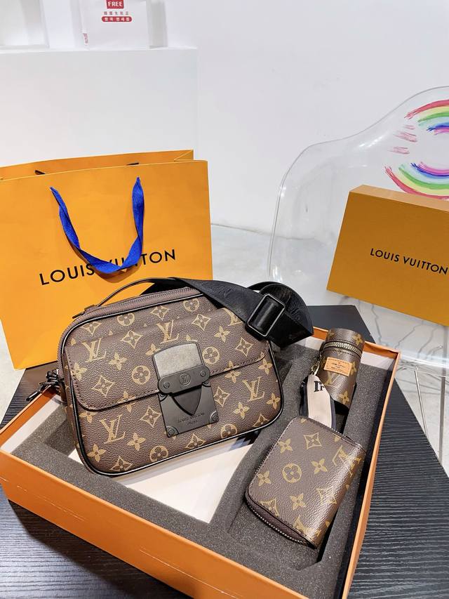 超值套盒 Size：24 17 6Cm 口红包挂件钱包 Lv老花邮差包 优雅低调的外形设计和宽敞的包身更加入了实用性 可调节肩带 拉链闭合 超细纤维内衬