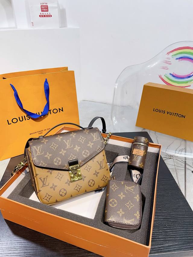 超值套盒 Size：20 17Cm 口红包挂件钱包 Lv老花邮差双肩包 优雅低调的外形设计和宽敞的包身更加入了实用性 可调节肩带 拉链闭合 超细纤维内衬