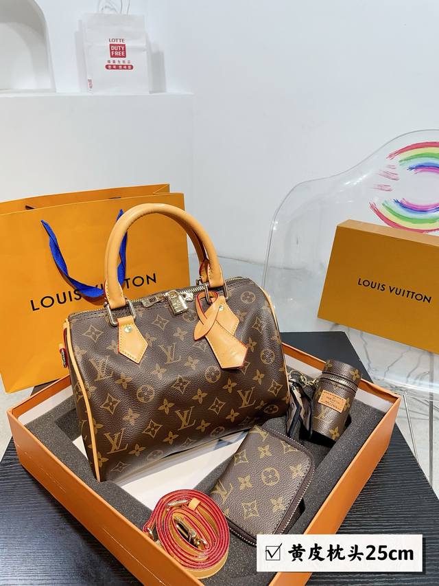 超值套盒 Size：25Cm Lv枕头包口红包挂件钱包 Lv老花手提单肩斜挎包 优雅低调的外形设计和宽敞的包身更加入了实用性 可调节肩带 拉链闭合 超细纤维内衬