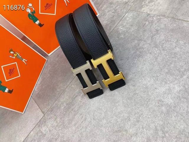 爱马仕这款皮带采用奢华的牛皮材质,独具原创个性且精致不凡。双面可用 Gancini金属扣饰的分层构造打造富有趣致的3D立体效果。手工精制而成,打造奢华却又不失现 爱马仕这款皮带采用奢华的牛皮材质,独具原创个性且精致不凡。双面可用 Gancini金属扣饰的分层构造打造富有趣致的3D立体效果。手工精制而成,打造奢华却又不失现