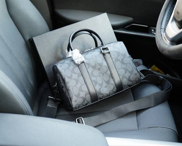 蔻驰 官网同步 高版本 斜挎单肩背包 永恒不过时的标志性产品 纯原单小牛皮 顶级五金制作 非市面普通版本 今年coach最爱的款式 实用性非常高 完全不用担心穿