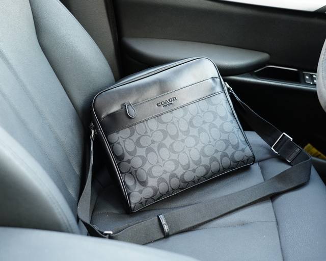 蔻驰 官网同步 高版本 斜挎单肩背包 永恒不过时的标志性产品 纯原单小牛皮 顶级五金制作 非市面普通版本 今年coach最爱的款式 全部实拍 实用性非常高 完全