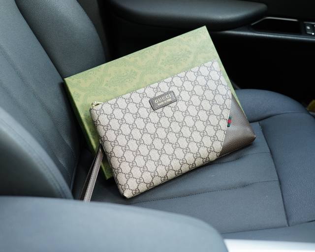 古驰 官网同步 高版本 手拿包 全球轰抢单品 原单牛皮制作 质感超好 日常出门经典百搭 一眼万年的款式 非市面普通货 贸易公司订单货 配礼品盒包装等.. 规格：