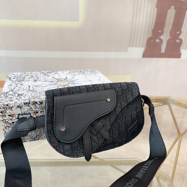 配礼盒 Dior 迪奥 新款 男包系列的相机包实在帅la~ 简单有质感的设计对于日常即使不爱穿搭的男生都很友好 基础款搭配起来也能提升整体时髦度实用又很高级 尺