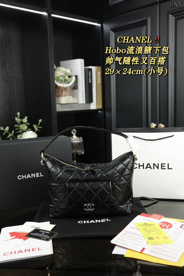 大号 无盒 小号 配折叠盒 Chanel香奈儿 Hobo 腋下包 流浪包手提单肩包 皮质超级柔软细腻，呈半哑光质地，毛孔清晰通透这个皮料最牛的一点是，皮面有轻微