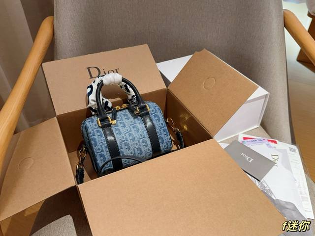 配送丝巾 迪奥dior Groove16丹宁牛仔迷你枕头包 波士顿枕头包 尺寸16×11×9 礼盒包装