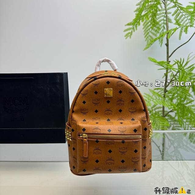 无盒 升级版 Mcm经典双肩包 立体而自然 对花剪裁 以中轴为对称中心线的上线倒向对称， 十分完整完美， 尤其包型 超有弧度感的！ 尺寸：27*30Cm 小号