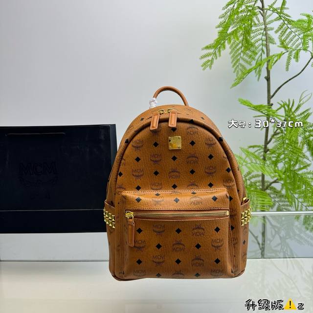 无盒 升级版 Mcm经典双肩包 立体而自然 对花剪裁 以中轴为对称中心线的上线倒向对称， 十分完整完美， 尤其包型 超有弧度感的！ 尺寸：30*37Cm 大号