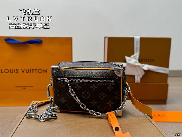 飞机盒 Lv路易威登 Trunk手袋 小箱子 高出镜率单品 国外博主网红同款 上身真的超级！减龄！ 简单耐看的版型 尺寸18 12