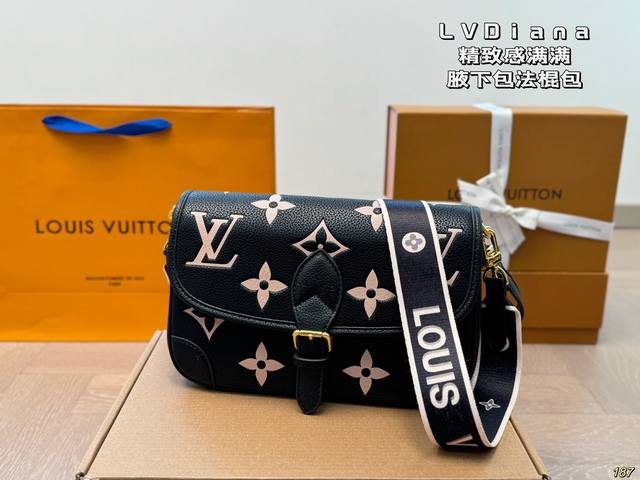 Lv Diana法棍包 精致感满满！ 这个包真的能不费力就能拥有慵懒气质的氛围感。 容量真的很大！里面没有很多夹层设计所以很宽敞～ 手机充电宝化妆品都可以容纳得