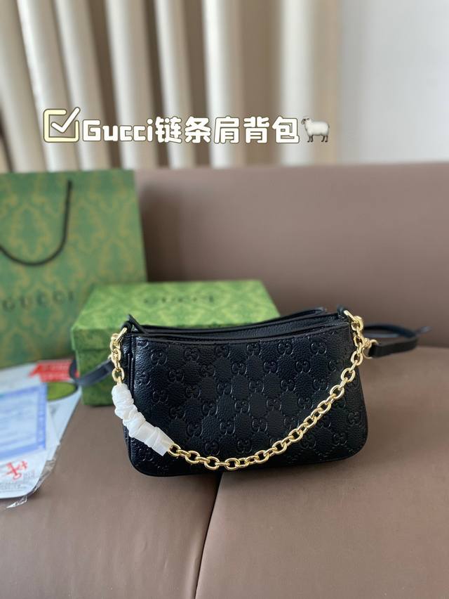 配盒 Gucci粒面牛皮链条肩背包 简约质感百搭这款小号肩背包精心配设三个隔层和一条浅金色调链式肩带 另随附一条皮革肩带 可供斜挎背携，四季百搭实用性。尺寸23